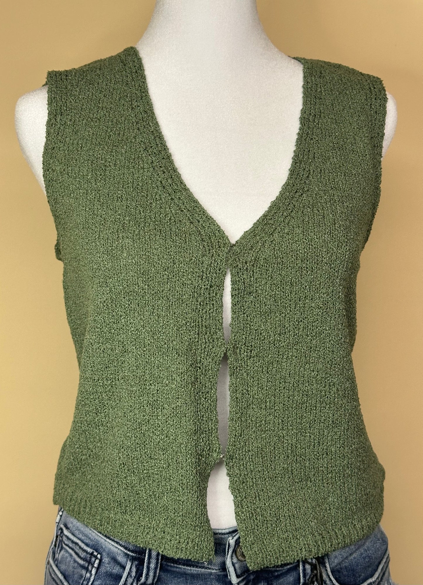 HOOK & EYE KNIT SWEATER VEST