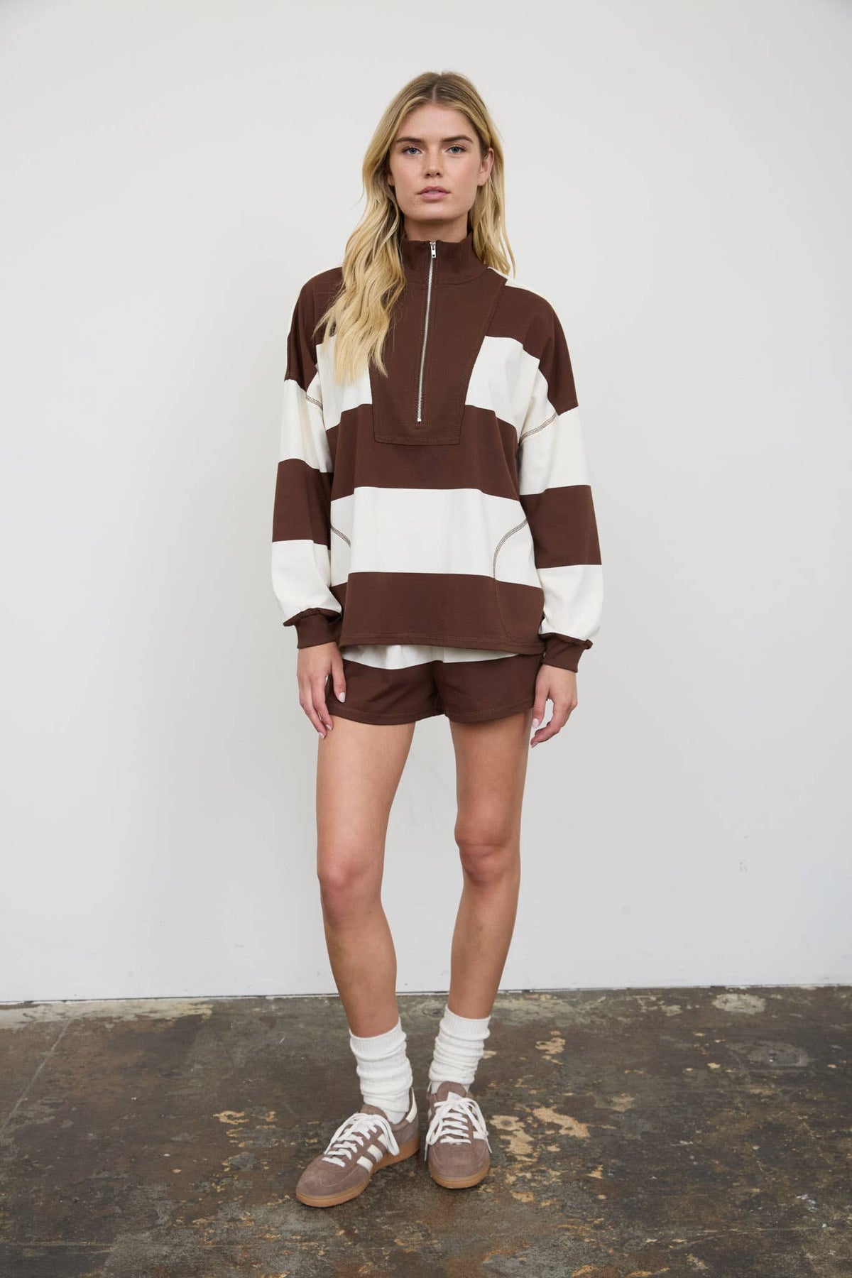 WIDE STRIPE HALF ZIP LONG SLEEVE KNIT TOP: BROWN