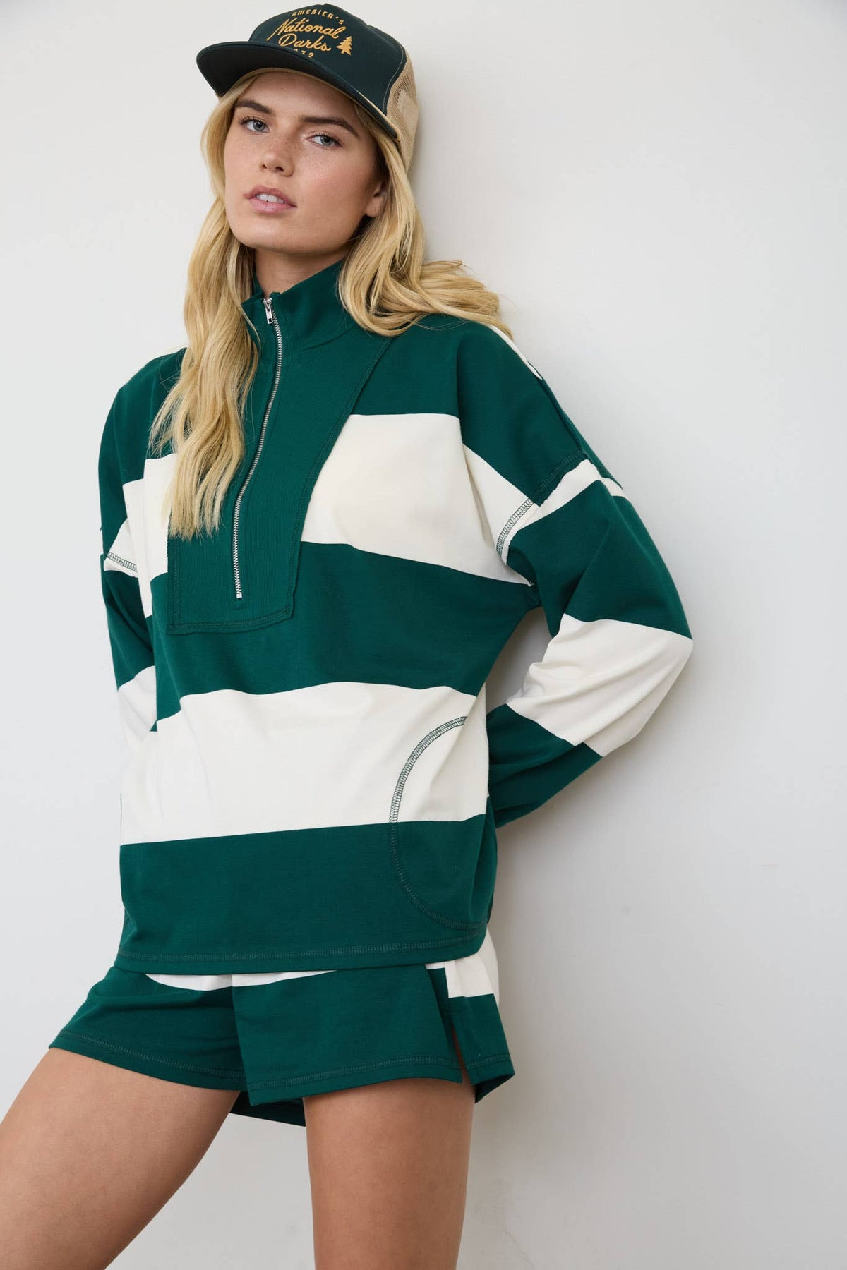 WIDE STRIPE HALF ZIP LONG SLEEVE KNIT TOP: BROWN