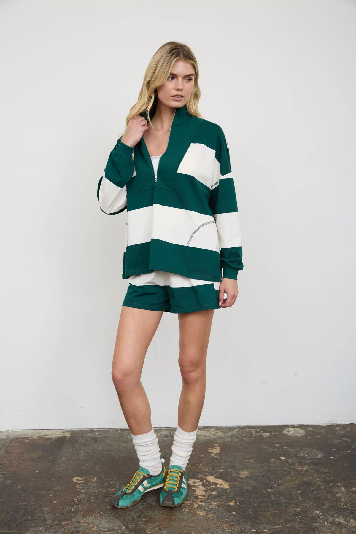 WIDE STRIPE HALF ZIP LONG SLEEVE KNIT TOP: BROWN