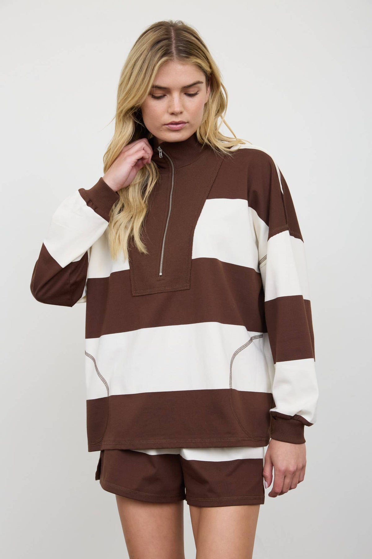 WIDE STRIPE HALF ZIP LONG SLEEVE KNIT TOP: BROWN