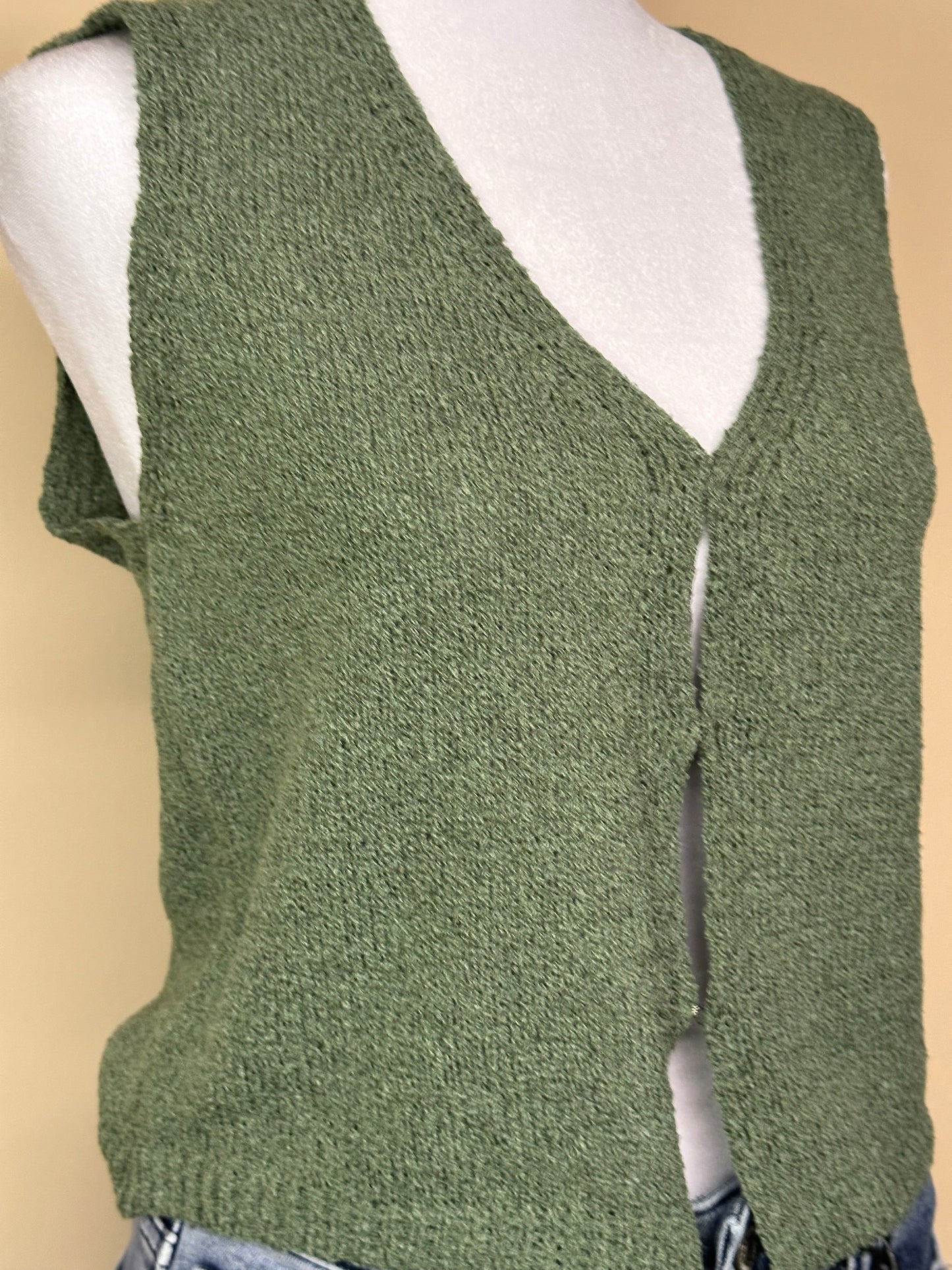 HOOK & EYE KNIT SWEATER VEST