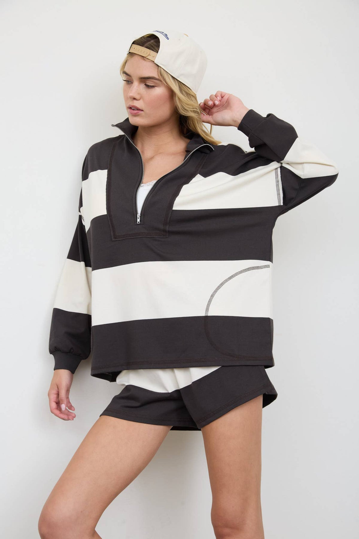 WIDE STRIPE HALF ZIP LONG SLEEVE KNIT TOP: BROWN