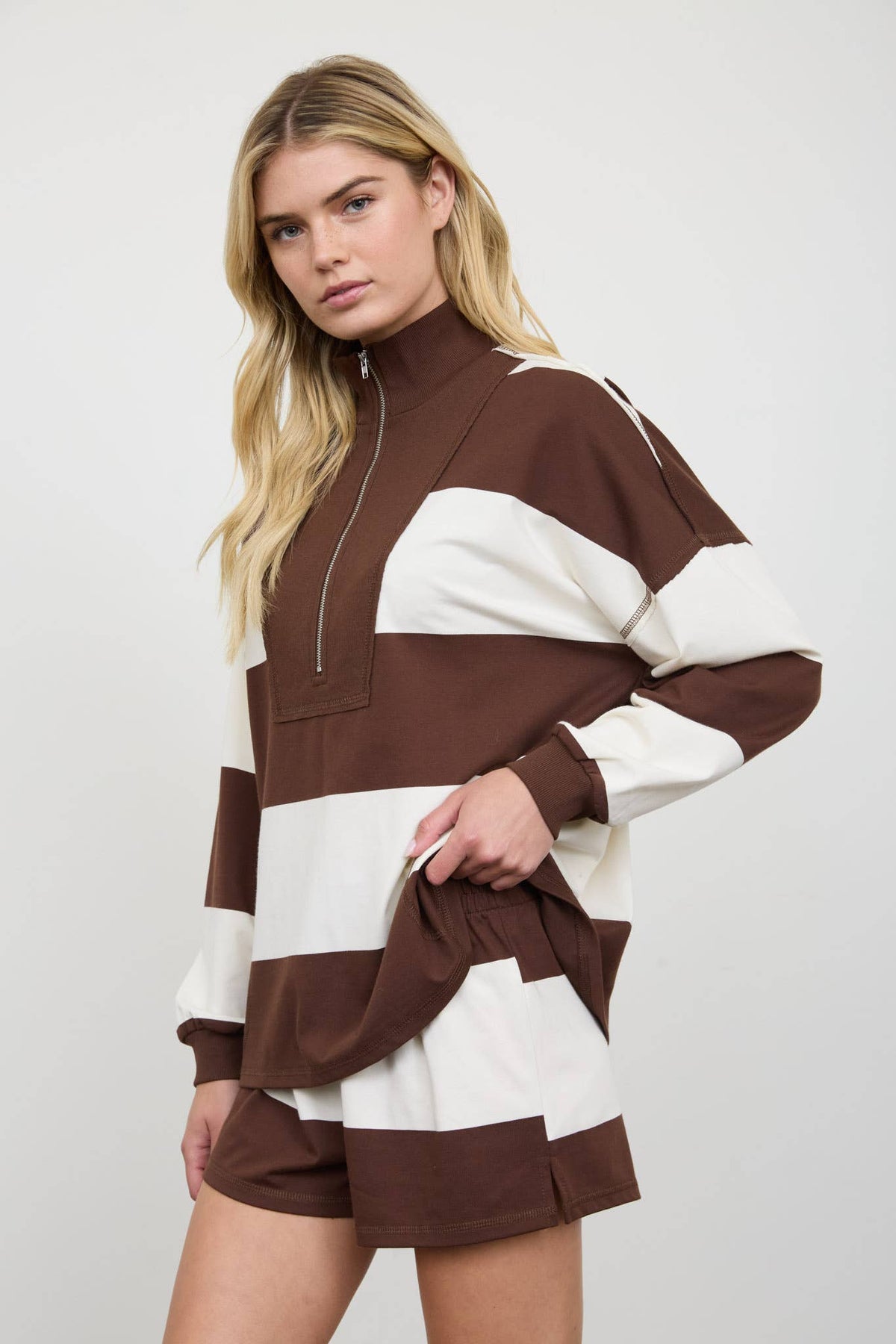 WIDE STRIPE HALF ZIP LONG SLEEVE KNIT TOP: BROWN