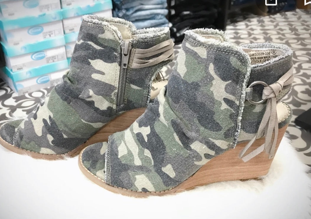 Very G Keely Camo Open Toe Wedges